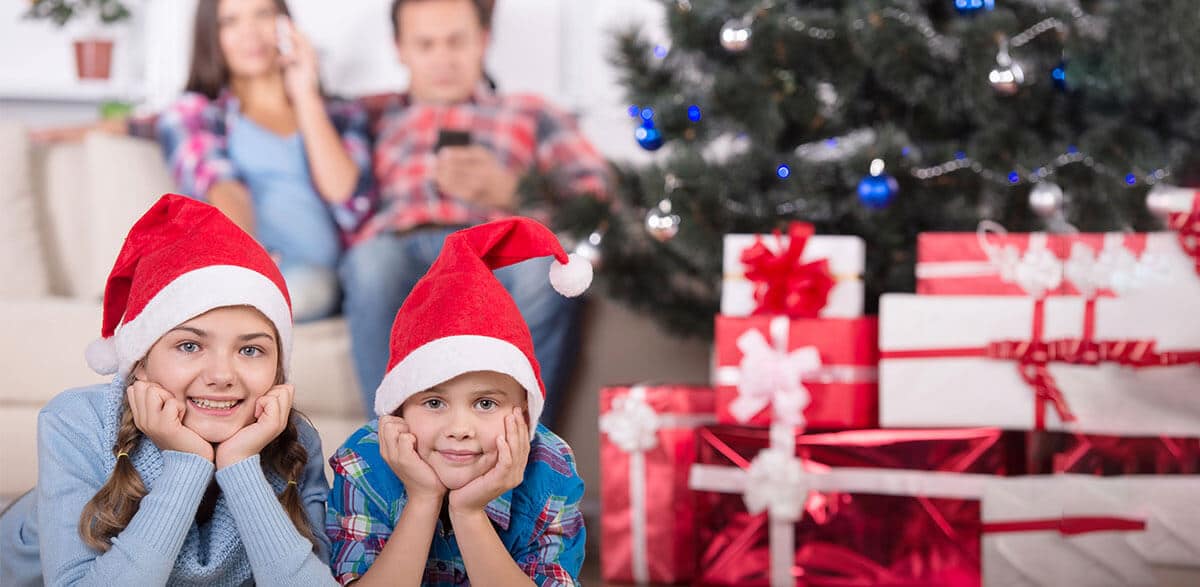 two-kids-infront-of-a-christmas-tree-clean-and-simple-cleaning-service