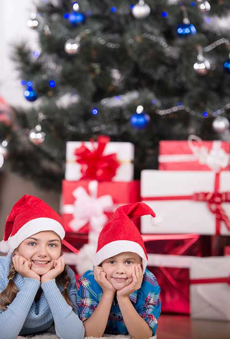 two-kids-infront-of-a-christmas-tree-clean-and-simple-cleaning-service